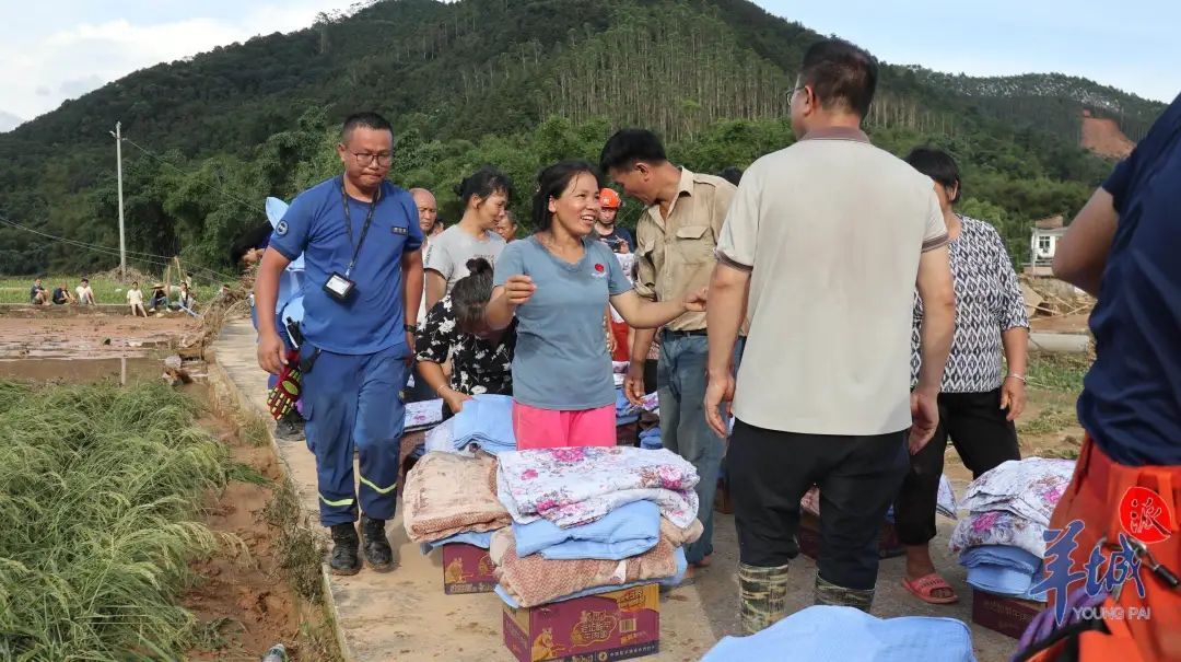 怀集蓝坑村被洪水突袭后72小时:村民守望相助,救援队挺进“孤村” 怀集蓝坑村被洪水突袭后72小时:村民守望相助,救援队挺进“孤村”