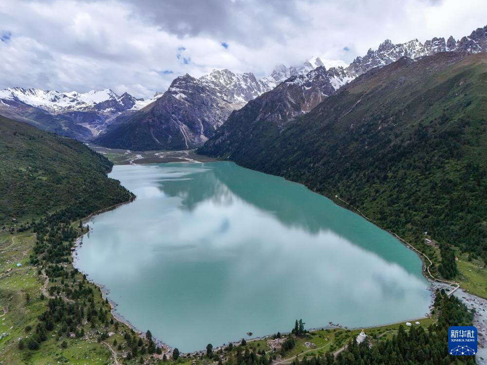 玉龙拉措：川藏公路上的秘境