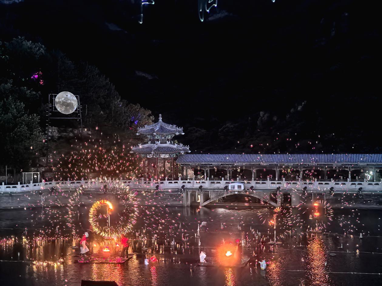 北京首家日夜漂流亮相平谷 “追光漂流”点亮京郊夜经济