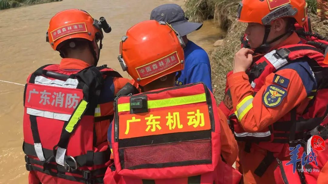 怀集蓝坑村被洪水突袭后72小时:村民守望相助,救援队挺进“孤村” 怀集蓝坑村被洪水突袭后72小时:村民守望相助,救援队挺进“孤村”