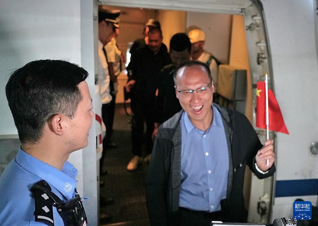 一批自伊朗撤离中国公民乘航班抵京