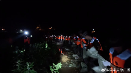 湖南澧水河一线堤防发生7处管涌险情 武警官兵紧急封堵中