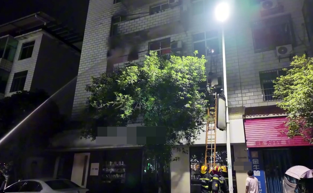 深夜大火烧家!母子3人趴窗呼救!9米拉梯架起生命通道 深夜大火烧家!母子3人趴窗呼救!9米拉梯架起生命通道