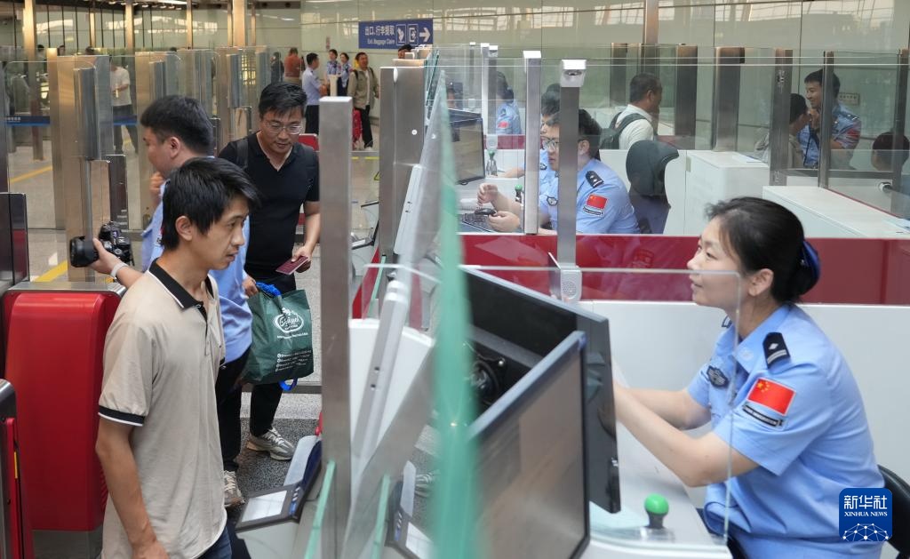 一批自伊朗撤离中国公民乘航班抵京