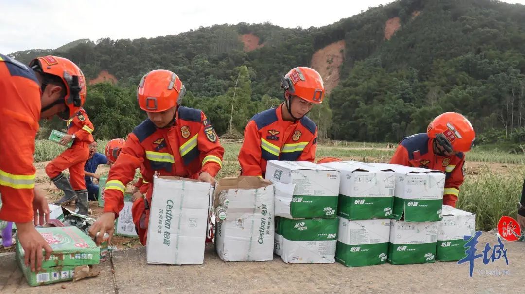 怀集蓝坑村被洪水突袭后72小时:村民守望相助,救援队挺进“孤村” 怀集蓝坑村被洪水突袭后72小时:村民守望相助,救援队挺进“孤村”