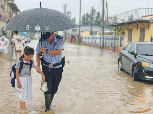 别怕,叔叔背你!暴雨积水没过膝,民警化身“藏蓝堤坝”护学半小时 别怕,叔叔背你!暴雨积水没过膝,民警化身“藏蓝堤坝”护学半小时