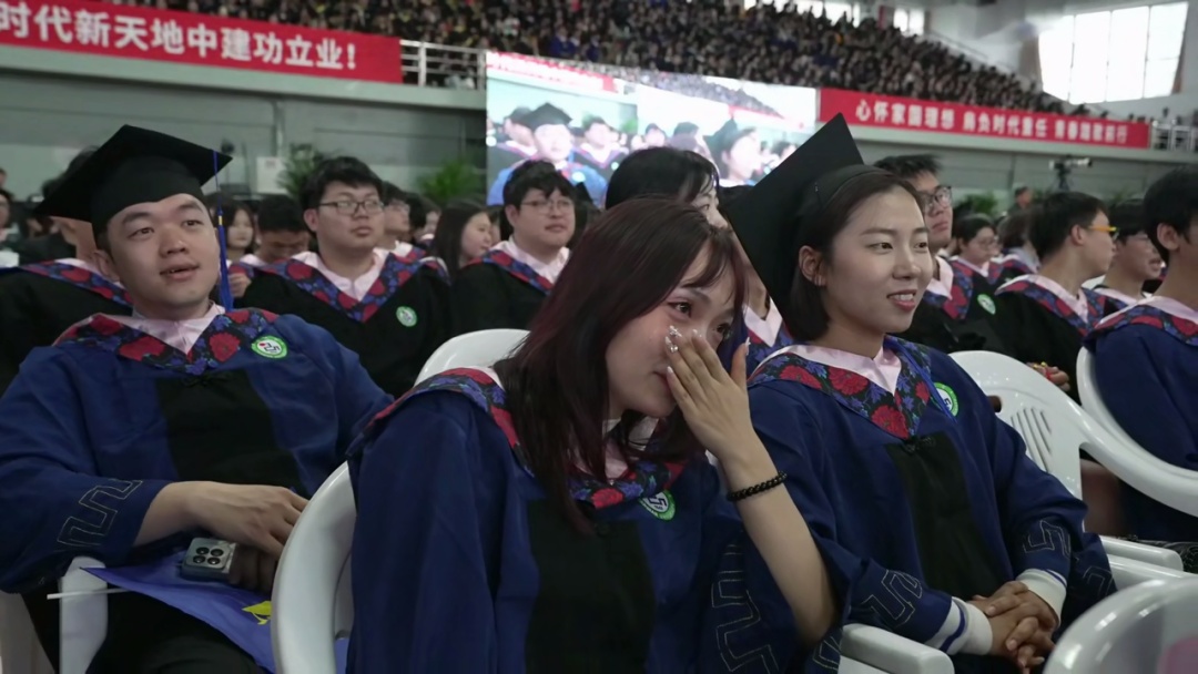 听哭!毕业典礼上食堂阿姨脱稿发言:难过委屈别硬扛,无论多忙都要好好吃饭 听哭!毕业典礼上食堂阿姨脱稿发言:难过委屈别硬扛,无论多忙都要好好吃饭