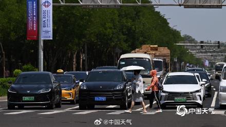 38℃！北京高温橙色预警中 看街头防暑众生相