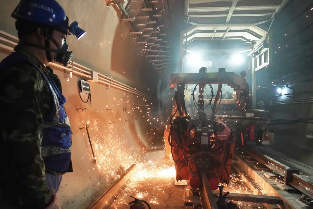 北京地铁17号线中段实现长轨贯通—— 北京地铁17号线中段实现长轨贯通——