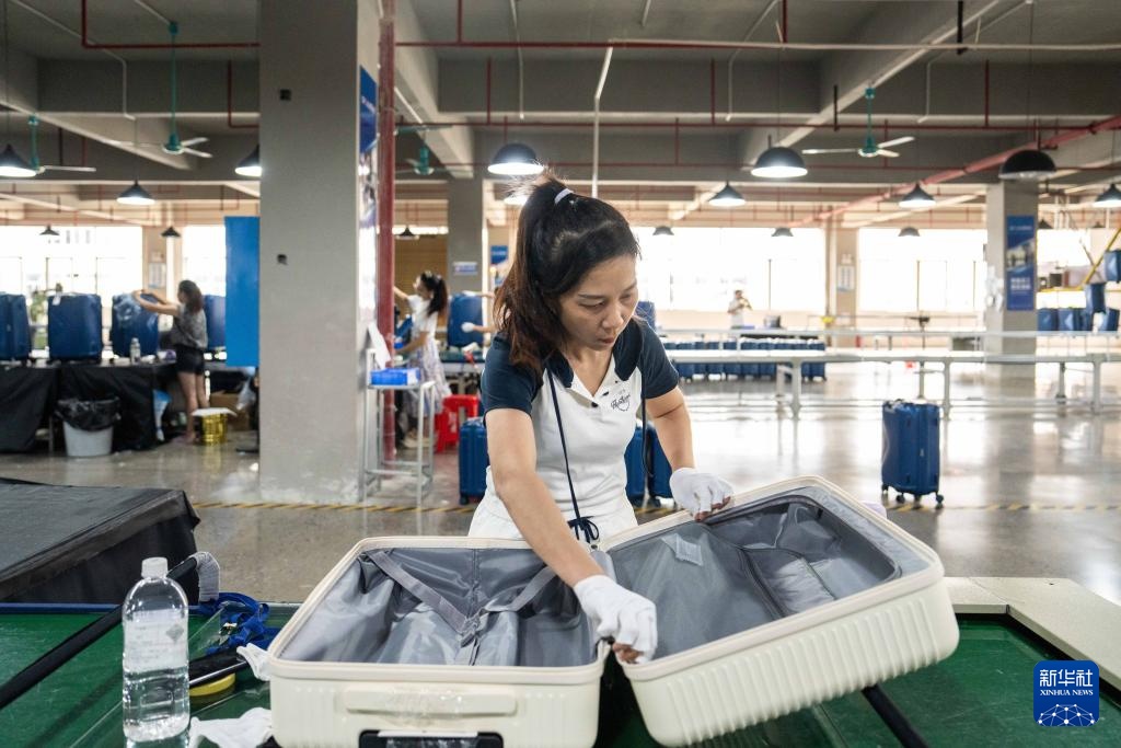 湖南蓝山:小镇崛起“箱包城” 湖南蓝山:小镇崛起“箱包城”