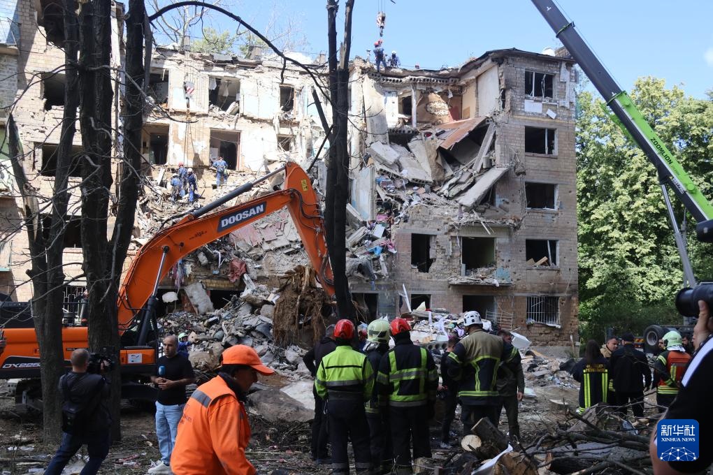 乌首都基辅遭空袭至少6人死亡 乌首都基辅遭空袭至少6人死亡