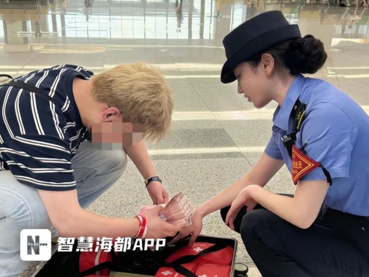 福州南站下车后,男子惊出一身冷汗!15万元现金还在车上…… 福州南站下车后,男子惊出一身冷汗!15万元现金还在车上……