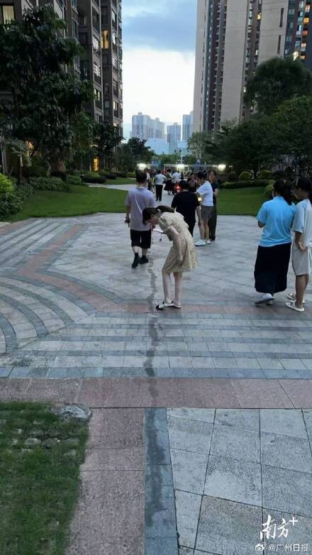 辟谣:网传清远路面断纹实为水渍 辟谣:网传清远路面断纹实为水渍