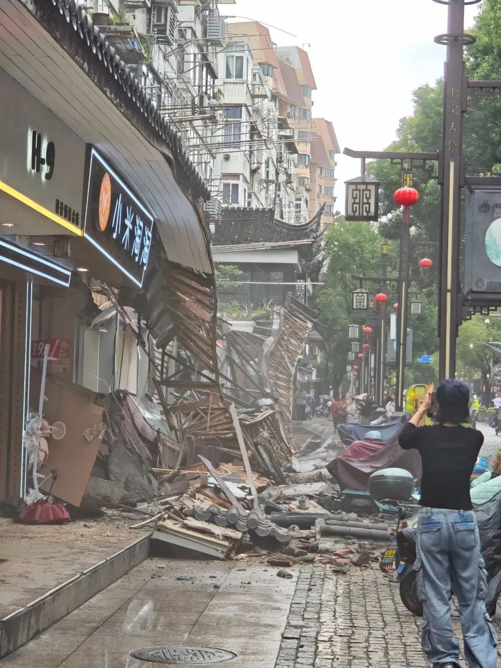 上海七宝老街多家店铺门头和雨棚坍塌,当地通报 上海七宝老街多家店铺门头和雨棚坍塌,当地通报