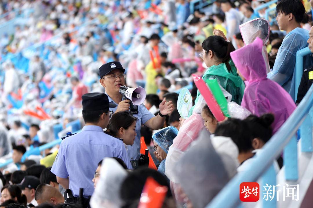 江苏公安打击治理“苏超”“黄牛”倒票,已抓105名违法犯罪人员 江苏公安打击治理“苏超”“黄牛”倒票,已抓105名违法犯罪人员