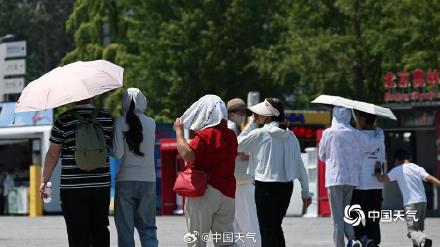 38℃！北京高温橙色预警中 看街头防暑众生相
