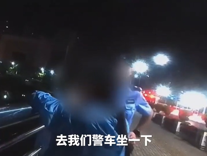 明天会好的!深夜桥边,25岁姑娘崩溃大哭...民警的“举肩之劳”,好暖! 明天会好的!深夜桥边,25岁姑娘崩溃大哭...民警的“举肩之劳”,好暖!