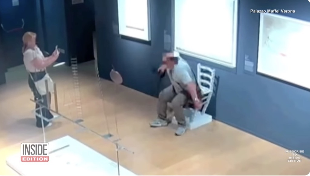 游客打卡没站稳致名画受损,乌菲齐美术馆:将限制自拍 游客打卡没站稳致名画受损,乌菲齐美术馆:将限制自拍