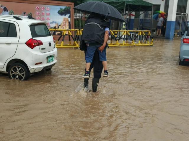 别怕,叔叔背你!暴雨积水没过膝,民警化身“藏蓝堤坝”护学半小时 别怕,叔叔背你!暴雨积水没过膝,民警化身“藏蓝堤坝”护学半小时