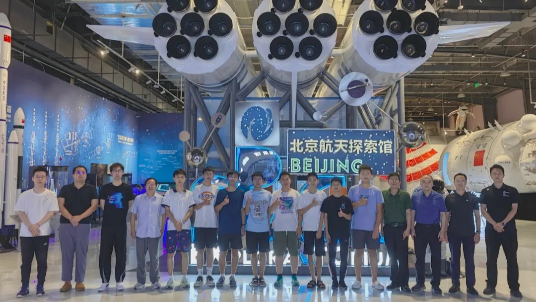 河北中学生“手搓”火箭,成功“上天”→ 河北中学生“手搓”火箭,成功“上天”→