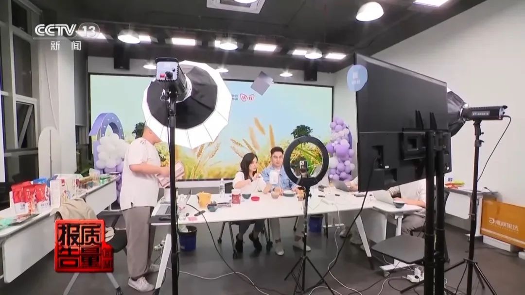 央视曝光:直播时让人心动的开蚌30秒,可能是主播设计的表演 央视曝光:直播时让人心动的开蚌30秒,可能是主播设计的表演