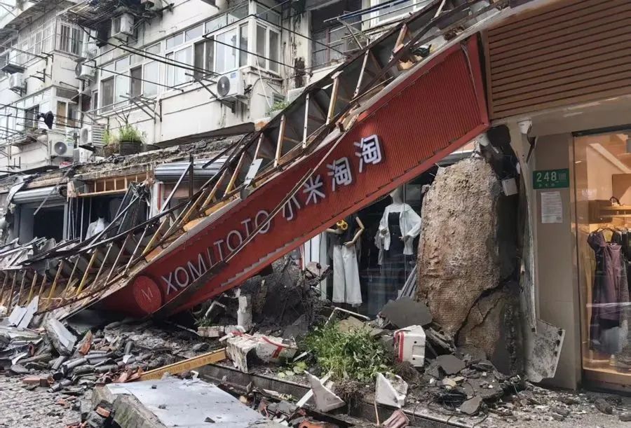 上海七宝老街多家店铺门头和雨棚坍塌,当地通报 上海七宝老街多家店铺门头和雨棚坍塌,当地通报
