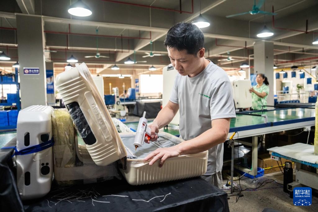 湖南蓝山:小镇崛起“箱包城” 湖南蓝山:小镇崛起“箱包城”