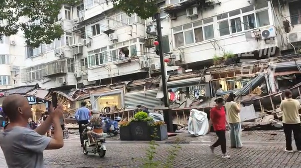 上海一商业街多家门头连片坍塌,官方通报:涉及5间店铺,无人员受困受伤 上海一商业街多家门头连片坍塌,官方通报:涉及5间店铺,无人员受困受伤