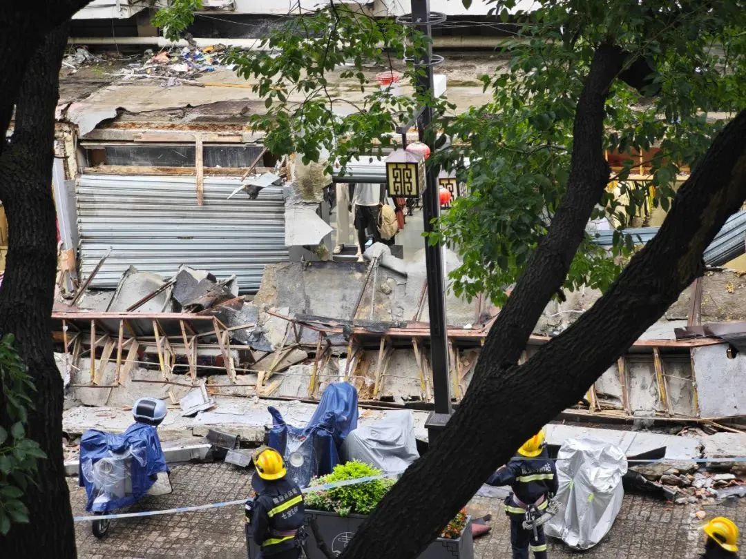 上海七宝老街多家店铺门头和雨棚坍塌,当地通报 上海七宝老街多家店铺门头和雨棚坍塌,当地通报