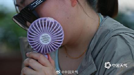 38℃！北京高温橙色预警中 看街头防暑众生相