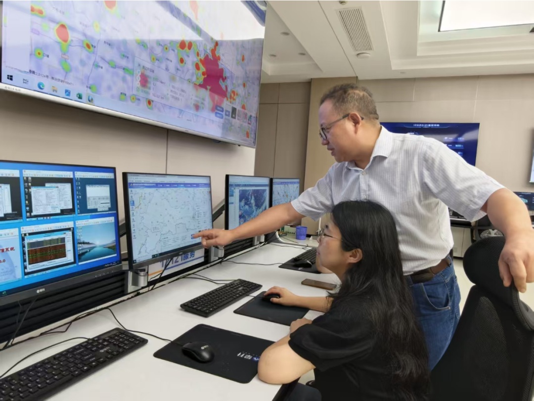 湖北五峰:接气象预警后22人紧急撤离!5分钟后滑坡体倾泻而下! 湖北五峰:接气象预警后22人紧急撤离!5分钟后滑坡体倾泻而下!