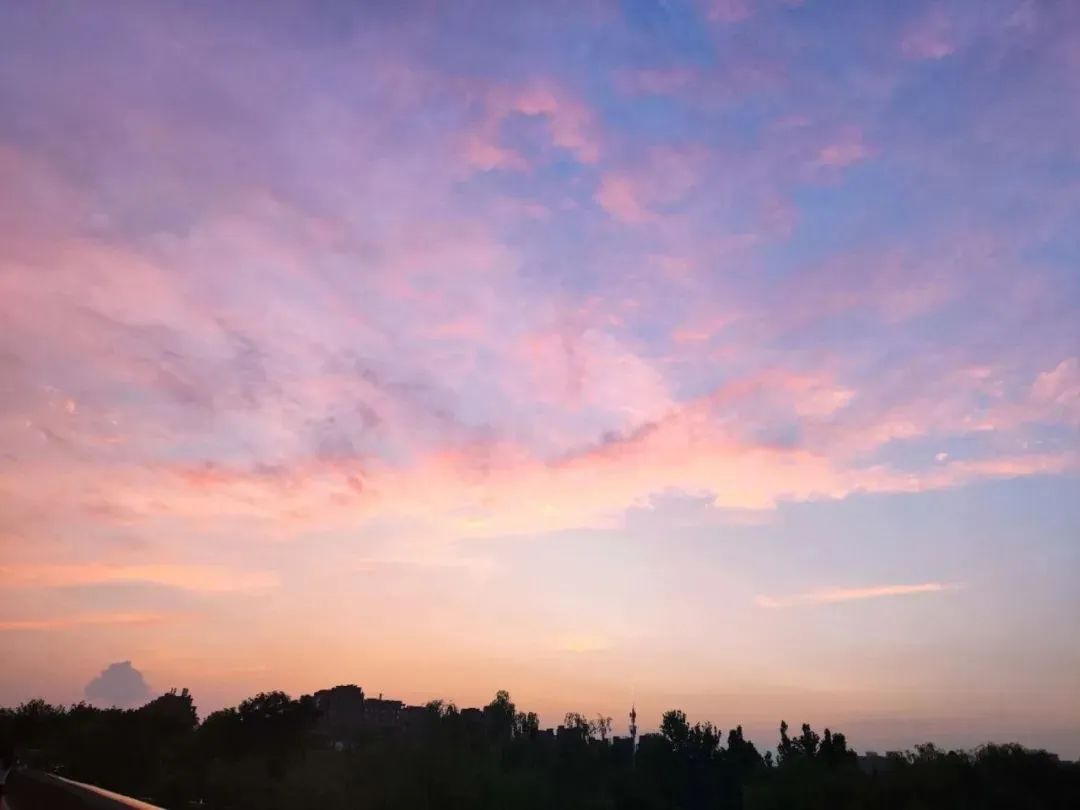 霞光漫染，北京地区今日晚霞观赏时间从19时30分开始