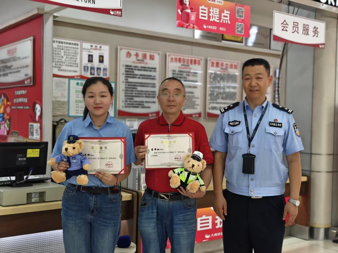 男子狂买200多张购物卡，超市员工赶紧报警！