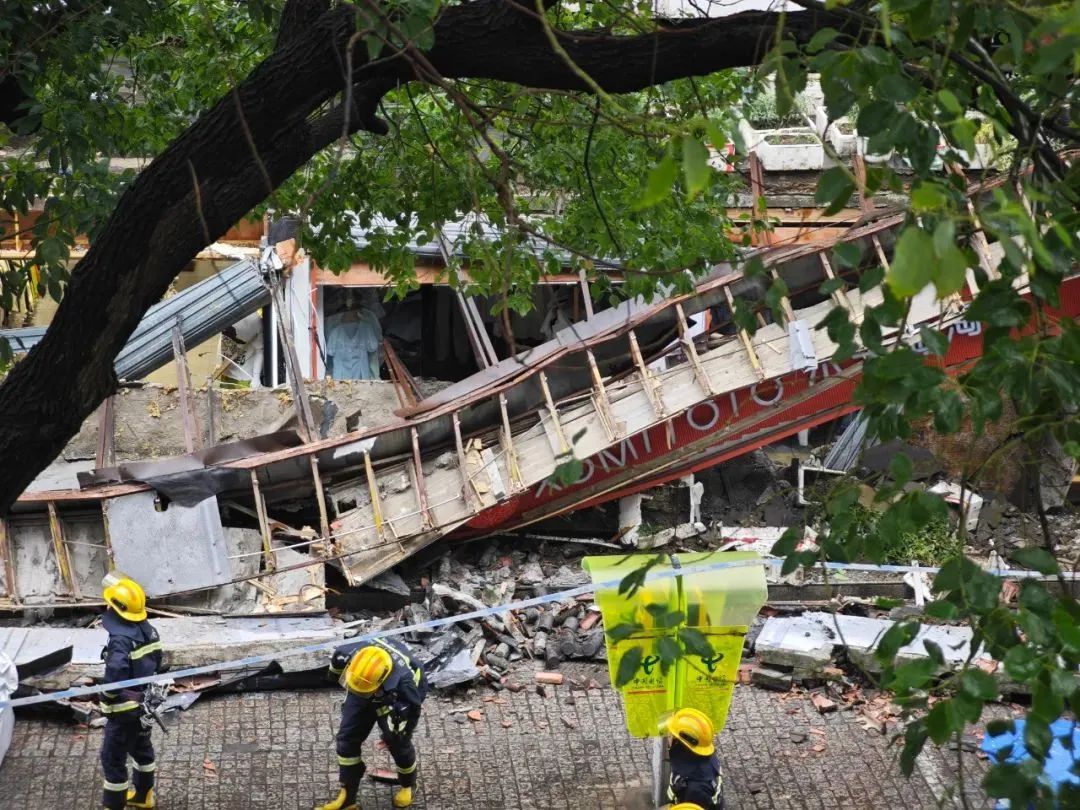 上海七宝老街多家店铺门头和雨棚坍塌,当地通报 上海七宝老街多家店铺门头和雨棚坍塌,当地通报