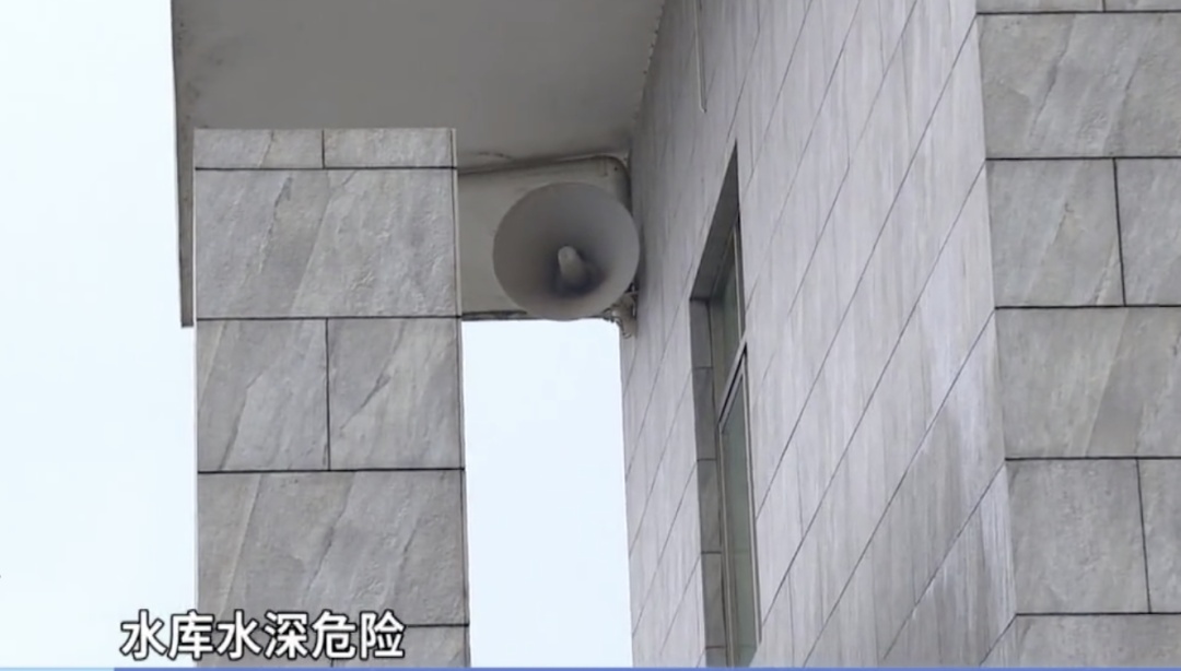 多人无视安全提醒，在东莞一水库排水口捕鱼！当地回应