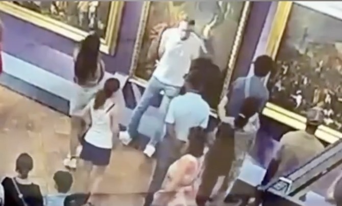 游客打卡没站稳致名画受损,乌菲齐美术馆:将限制自拍 游客打卡没站稳致名画受损,乌菲齐美术馆:将限制自拍