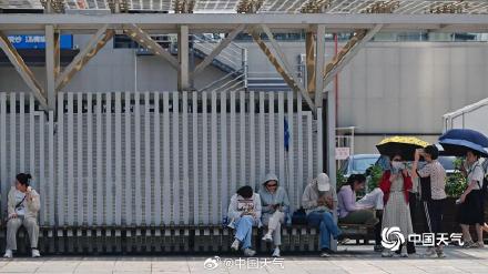 38℃！北京高温橙色预警中 看街头防暑众生相