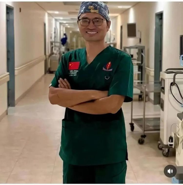 38岁山东医生张军桥在非洲勇救落水者牺牲,曾带妻女“摆摊”教授急救知识 38岁山东医生张军桥在非洲勇救落水者牺牲,曾带妻女“摆摊”教授急救知识