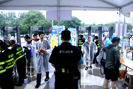 苏超黄牛试图强行冲卡进场被拘