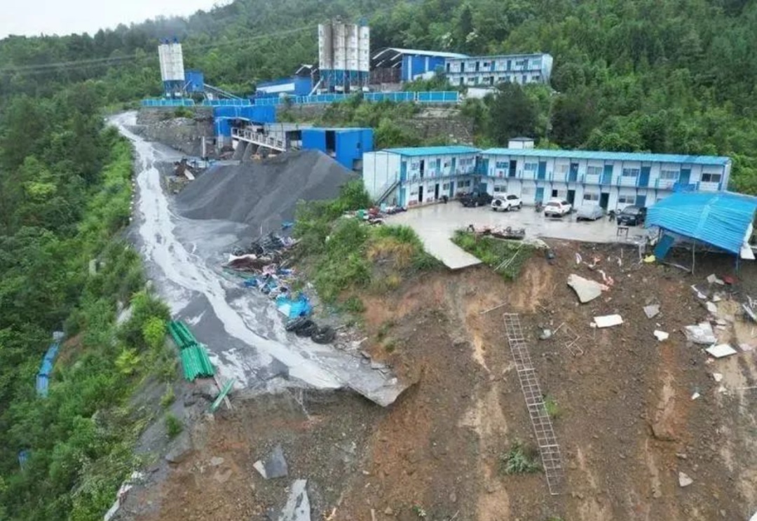 湖北五峰:接气象预警后22人紧急撤离!5分钟后滑坡体倾泻而下! 湖北五峰:接气象预警后22人紧急撤离!5分钟后滑坡体倾泻而下!