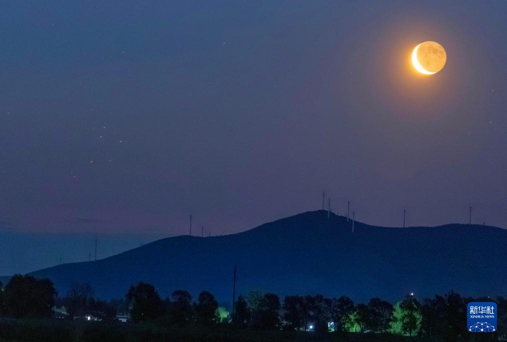 星空相册|昴星团伴月 天宇上演“星月对话” 星空相册|昴星团伴月 天宇上演“星月对话”