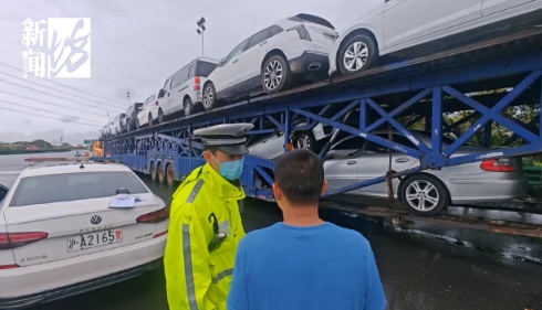 上海高速惊现52米“贪吃车”!民警惊了:你这不是火车啊! 上海高速惊现52米“贪吃车”!民警惊了:你这不是火车啊!