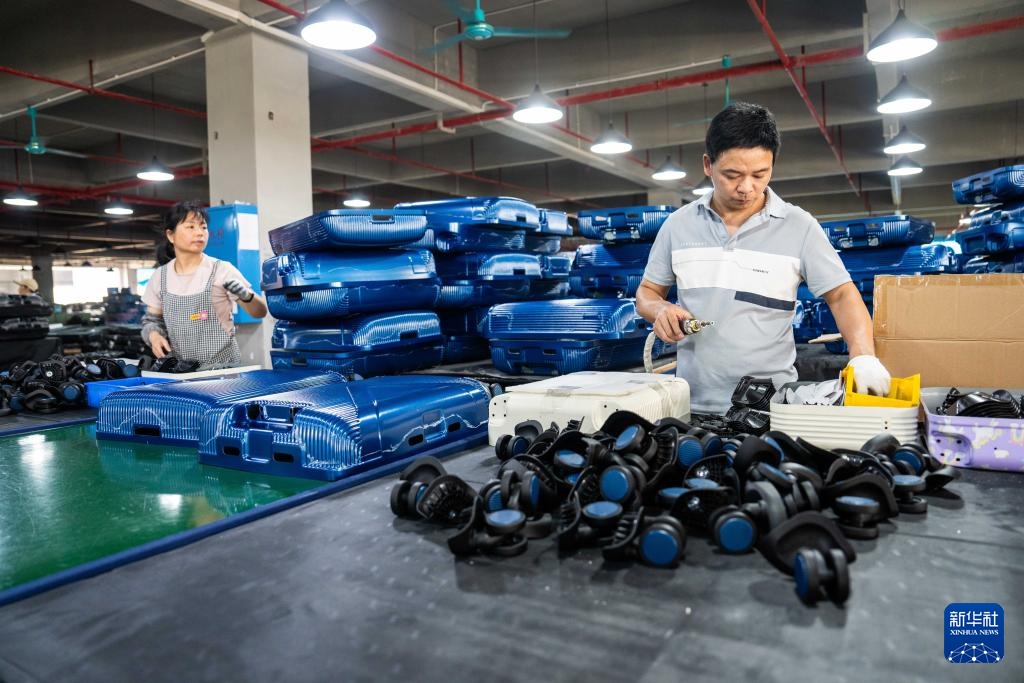 湖南蓝山:小镇崛起“箱包城” 湖南蓝山:小镇崛起“箱包城”