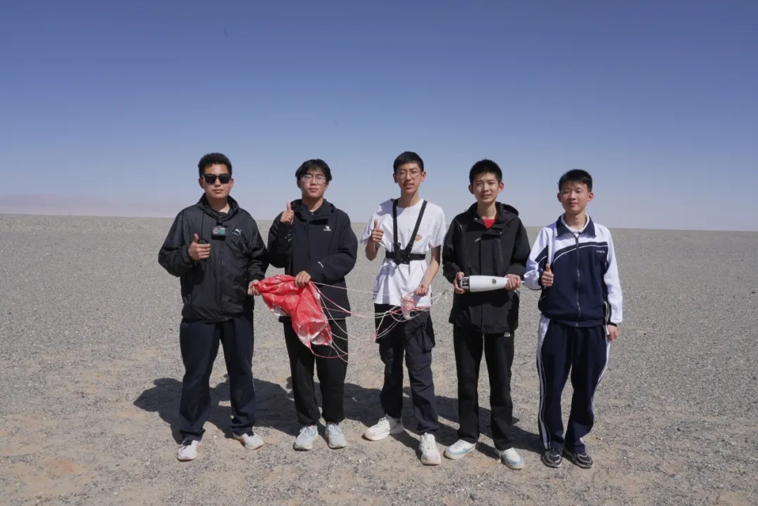 河北中学生“手搓”火箭,成功“上天”→ 河北中学生“手搓”火箭,成功“上天”→