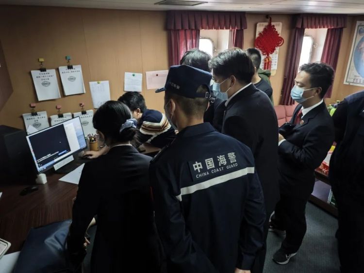 上海海警局破获首起公海故意杀人案!琐事引发冲突致人死亡,详情披露 上海海警局破获首起公海故意杀人案!琐事引发冲突致人死亡,详情披露