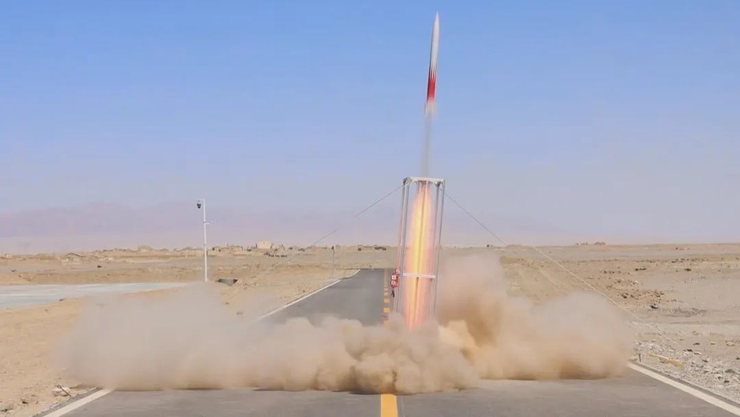 河北中学生“手搓”火箭,成功“上天”→ 河北中学生“手搓”火箭,成功“上天”→