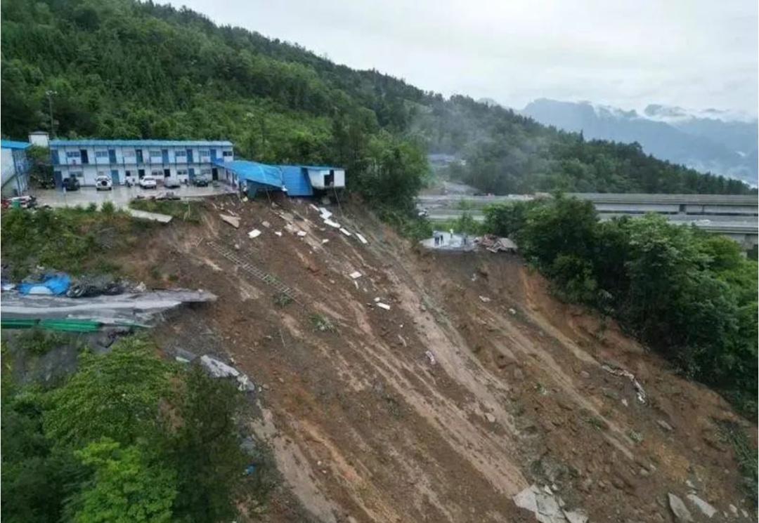 湖北五峰:接气象预警后22人紧急撤离!5分钟后滑坡体倾泻而下! 湖北五峰:接气象预警后22人紧急撤离!5分钟后滑坡体倾泻而下!