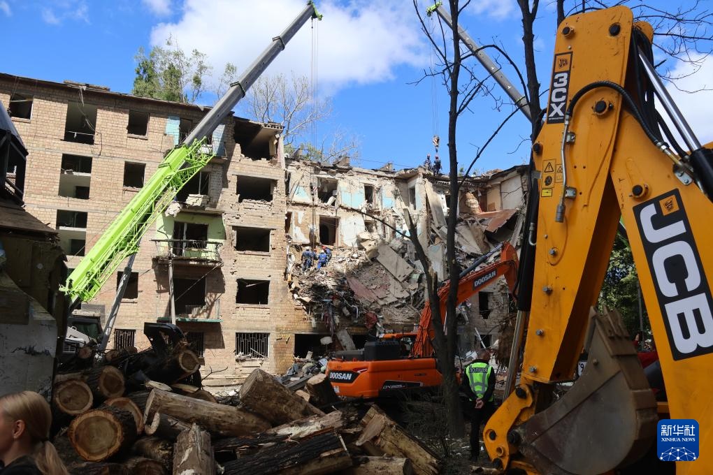 乌首都基辅遭空袭至少6人死亡 乌首都基辅遭空袭至少6人死亡