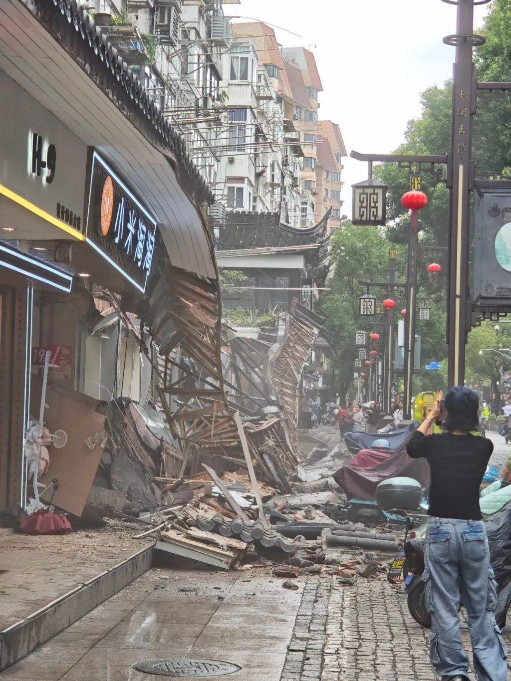 一声巨响!上海七宝老街店面门头连片脱落,重重砸向地面,官方通报:涉5间店铺 一声巨响!上海七宝老街店面门头连片脱落,重重砸向地面,官方通报:涉5间店铺