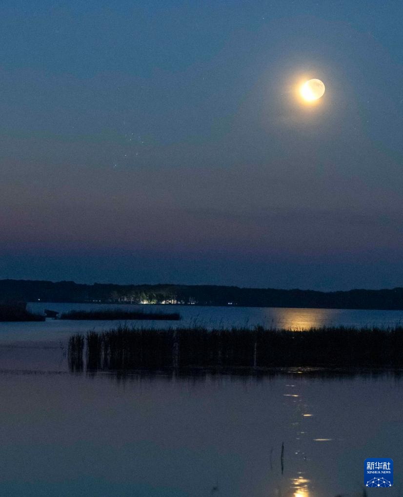 星空相册|昴星团伴月 天宇上演“星月对话” 星空相册|昴星团伴月 天宇上演“星月对话”